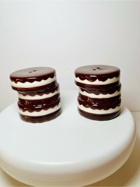 Chocolate & Cream Cookies Ceramic Salt and Pepper Shakers Brown White Sandwich